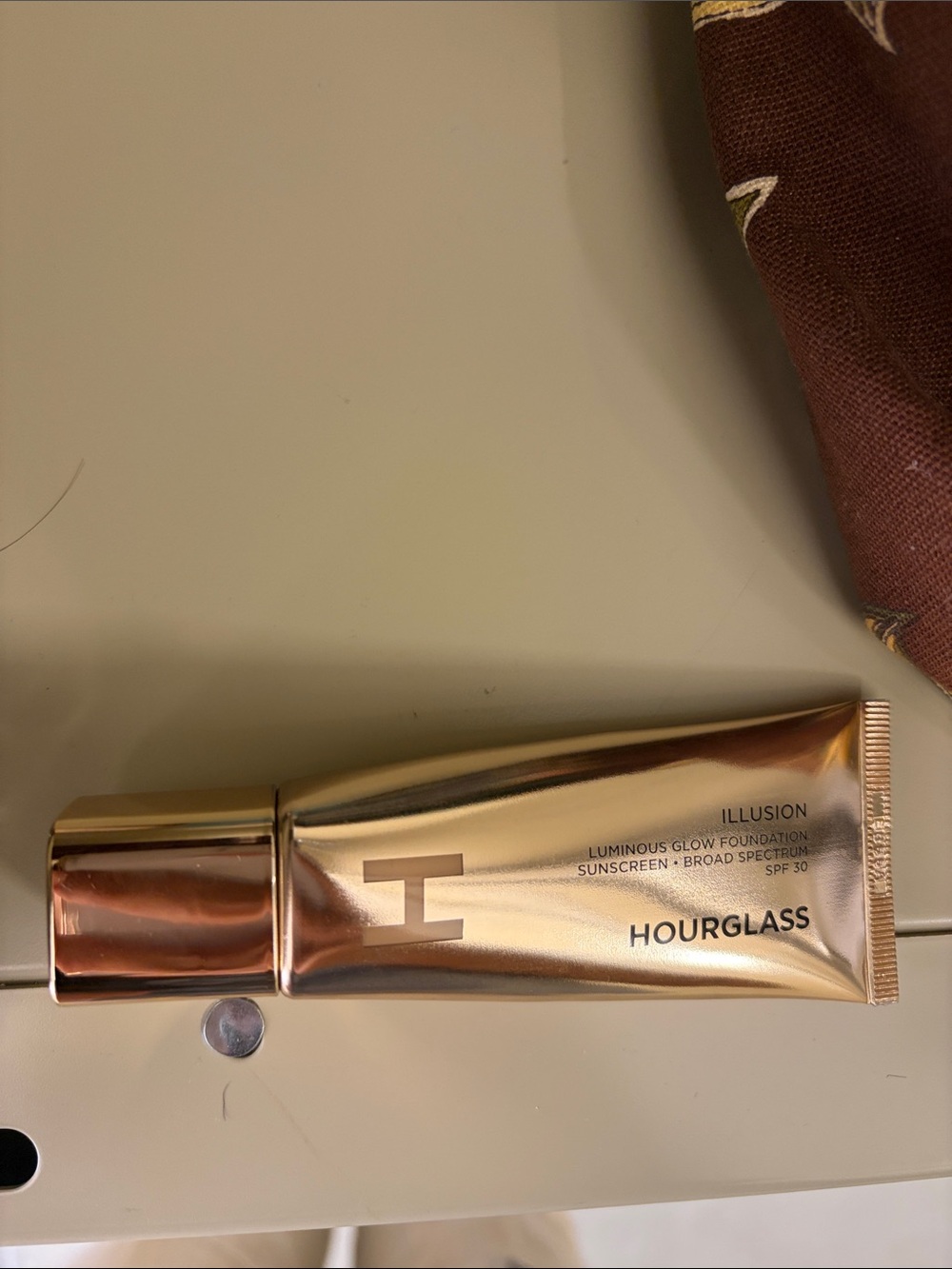 Hourglass illusion luminous glow foundation with SPF 30